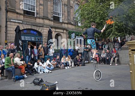 Dinburgh Festival Fringe, Schottland, Großbritannien. August 2024. Letzter Donnerstag für die Edfringe Street Artists, weniger Leute in der Nähe, aber immer noch ein vernünftiges Publikum für die erfahrenen Künstler in Royal Mile und The Mound. Im Bild: Patrick Local Lad, der jüngste Straßenkünstler im Jahr 2024, tritt er seit seinem 12. Lebensjahr im Fringe auf. Quelle: Arch White/Alamy Live News. Stockfoto