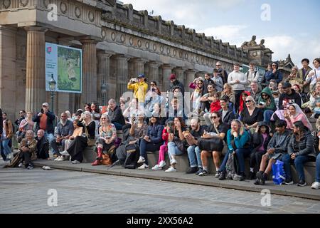 Dinburgh Festival Fringe, Schottland, Großbritannien. August 2024. Letzter Donnerstag für die Edfringe Street Artists, weniger Leute in der Nähe, aber immer noch ein vernünftiges Publikum für die erfahrenen Künstler in Royal Mile und The Mound. Quelle: Arch White/Alamy Live News. Stockfoto