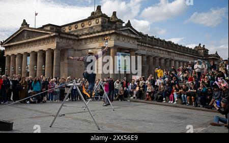 Dinburgh Festival Fringe, Schottland, Großbritannien. August 2024. Letzter Donnerstag für die Edfringe Street Artists, weniger Leute in der Nähe, aber immer noch ein vernünftiges Publikum für die erfahrenen Künstler in Royal Mile und The Mound. Im Bild: Christian Starr für die USA tritt auf dem Hügel auf seinem Feuerseil auf. Quelle: Arch White/Alamy Live News. Stockfoto