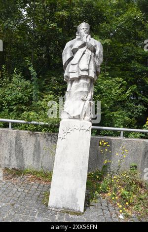 Hl. Johannes von Nepomuk Statue vor Gruenwalder Isar Bruecke München Gruenwald 22.08.2024 München Gruenwald *** Johannes von Nepomuk Statue vor Gruenwald Isarbrücke München Gruenwald 22 08 2024 München Gruenwald Stockfoto
