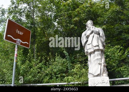 Hl. Johannes von Nepomuk Statue vor Gruenwalder Isar Bruecke München Gruenwald 22.08.2024 München Gruenwald *** Johannes von Nepomuk Statue vor Gruenwald Isarbrücke München Gruenwald 22 08 2024 München Gruenwald Stockfoto