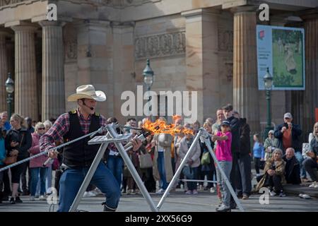 Dinburgh Festival Fringe, Schottland, Großbritannien. August 2024. Letzter Donnerstag für die Edfringe Street Artists, weniger Leute in der Nähe, aber immer noch ein vernünftiges Publikum für die erfahrenen Künstler in Royal Mile und The Mound. Im Bild: Christian Starr für die USA tritt auf dem Hügel auf seinem Feuerseil auf. Quelle: Arch White/Alamy Live News. Stockfoto