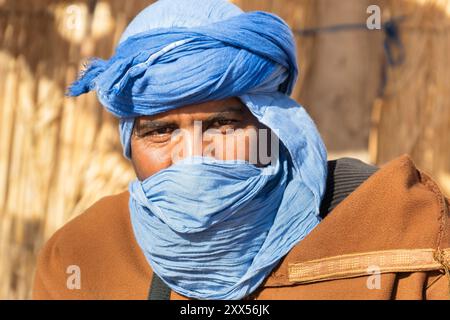 Porträt des ortskundigen tuareg-Mannes in der Sahara unter Sonnenlicht an einem sonnigen Tag. Algerien Stockfoto