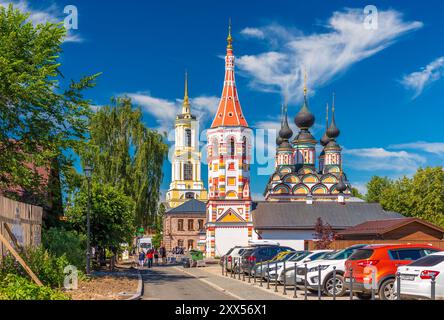 Suzdal, Russland, 8. Juli 2024: Lazarus-Kirche und ehrwürdiger Glockenturm, der Goldene Ring Russlands Stockfoto