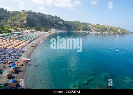 Panoramablick ao San Nicola Arcella Strand in Kalabrien, Italien Stockfoto