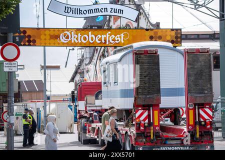 Willkommen zum Oktoberfest, Schild über dem Eingang, die Theresienwiese ist eine riesige Baustelle, München, August 2024 Deutschland, München, 22. August 2024, Willkommen zum Oktoberfest, Schild über dem Wiesn-Eingang, zur Zeit Großbaustelle, LKW bei der Einfahrt auf die Theresienwiese, Aufbau Oktoberfest, noch vier Wochen bis zum Beginn der Wiesn 2024, Sommer, Bayern, bayerisch, *** Willkommen auf dem Oktoberfest, Schild über dem Eingang, die Theresienwiese ist eine riesige Baustelle, München, August 2024 Deutschland, München, 22. August, München, 2024, Willkommen auf dem Oktoberfest, Schild über dem Wiesn-Eingang, Stockfoto