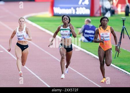 Lausanne, Schweiz. August 2024. Lausanne, Schweiz, 22. August 2024: Lorene Dorcas Bazolo aus Portugal (C) und Bianca Williams aus Großbritannien (R) während des 100m langen Women B Race Heat 1 während der Wanda Diamond League Meeting Athletissima Lausanne 2024 im Stade Olympique de la Pontaise in Lausanne, Schweiz. (Daniela Porcelli/SPP) Credit: SPP Sport Press Photo. /Alamy Live News Stockfoto