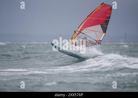 Beachlands, Hayling Island. August 2024. Starke Winde und zeitweilige Regenfälle für die Südküste heute, als Ex-Hurrikan Ernesto an Land kam. Windsurfer genießen die anspruchsvollen Bedingungen auf Beachlands, Hayling Island in Hampshire. Quelle: james jagger/Alamy Live News Stockfoto