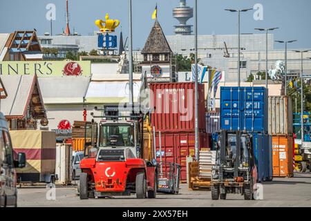 Aufbau Oktoberfest, die Theresienwiese ist eine riesige Baustelle, München, August 2024 Deutschland, München, 22. August 2024, Aufbau Oktoberfest, Großbaustelle Theresienwiese, halbfertige Festzelte und Wirtsbuden, im Hintergrund überragt vom Olympiaturm, überall wird fleißig gehämmert und gezimmert, damit in vier Wochen zum Beginn der Wiesn 2024 alles perfekt ist, Sommer, Bayern, bayerisch, *** Oktoberfest Construction, die Theresienwiese ist eine riesige Baustelle, München, August 2024 Deutschland, München, 22. August 2024, Oktoberfestbau, große Baustelle Theresienwiese, Halbflosse Stockfoto