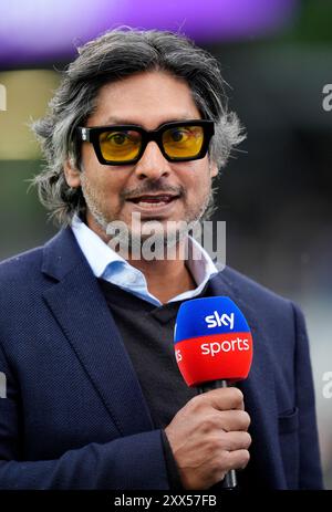 Der ehemalige Kapitän von Sri Lanka Kumar Sangakkara arbeitete am zweiten Tag des ersten Rothesay Test Matches im Emirates Old Trafford, Manchester. Bilddatum: Donnerstag, 22. August 2024. Stockfoto