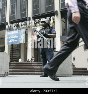 New York, NY, USA, 10. August 2004; Polizei vor dem Madison Square Garden. Über 250,000 Menschen werden bei den Kundgebungen gegen die RNC erwartet, die United for Peace im Central Park abhalten will. Stockfoto