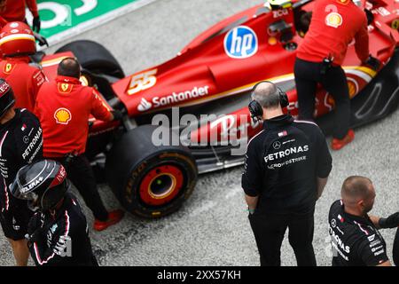 Zandvoort, Niederlande. August 2024. Ingenieur des Mercedes-AMG Petronas F1 Teams beobachtet das Scuderia Ferrari HP Team, den Formel 1 Grand Prix der Niederlande, am 22. August 2024 auf dem Circuit Zandvoort, Niederlande. (Foto von HOCH ZWEI) Credit: dpa/Alamy Live News Stockfoto