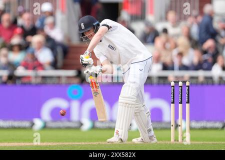 Emirates Old Trafford, Manchester, Großbritannien. August 2024. 1. Rothesay Cricket Test Match, Tag zwei, England gegen Sri Lanka; Harry Brook aus England in Batting Action Credit: Action Plus Sports/Alamy Live News Stockfoto