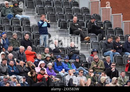 Emirates Old Trafford, Manchester, Großbritannien. August 2024. 1. Rothesay Cricket Test Match, Tag zwei, England gegen Sri Lanka; Ein Trompeter während des Spiels spielt für die Crowd Credit: Action Plus Sports/Alamy Live News Stockfoto