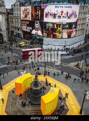 Ein Blick auf die Installation „Good Things Come That Who Wait“ von Yinka Ilori. Die Kunstinstallation umschließt den Piccadilly Circus Brunnen. Stockfoto