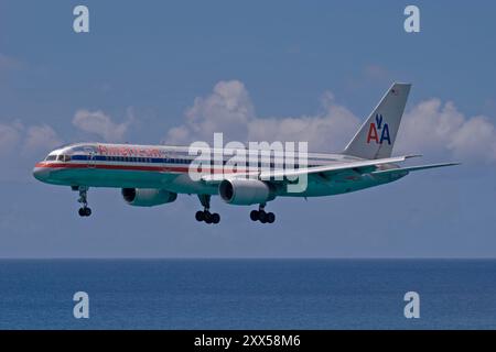 Princess Juliana Airport 9-4-2007 Simpson Bay Saint Martin American Airlines Boeing 757-200 N638AA auf dem Anflug über Maho Beach in Princess Juliana Stockfoto