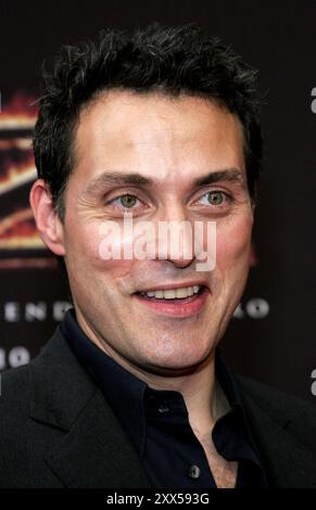 LOS ANGELES, KALIFORNIEN - 16. OKTOBER 2005: Rufus Sewell bei der Premiere von „The Legend of Zorro“ in Los Angeles am 16. Oktober 2005 im Orpheum Theater in Los Angeles, USA. Stockfoto