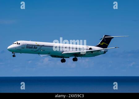 Princess Juliana Airport 9-4-2007 Simpson Bay Saint Martin Insel Air McDonnell Douglas MD-83 PJ-MDA bei Anflug über Maho Beach in Princess Juliana Stockfoto