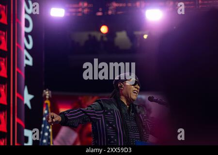 21. August 2024, Chicago, Illinois, USA: Stevie Wonder tritt am Mittwoch, 21. August 2024 auf der Democratic National Convention 2024 in Chicago, Illinois, USA, im United Center auf (Credit Image: © Annabelle Gordon/CNP via ZUMA Press Wire). Nicht für kommerzielle ZWECKE! Stockfoto