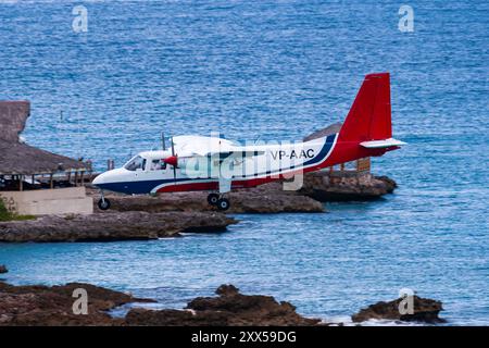 Princess Juliana Airport 9-4-2007 Simpson Bay Saint Martin Anguilla Air Services Britten Norman BN-2 VP-AAC bei Anflug über Maho Beach in Princess Stockfoto