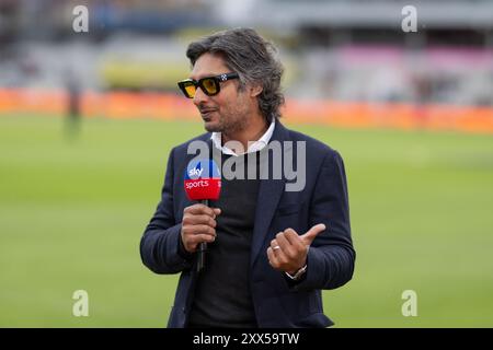 Manchester, Großbritannien. August 2024. Der ehemalige Sri-Lanka-Cricketspieler Kumar Sangakkara spricht mit Sky Sports während des England Men gegen Sri Lanka 1st Rothesay Test Match Day 2 in Old Trafford, Manchester, Vereinigtes Königreich, 22. August 2024 (Foto: Craig Thomas/News Images) in Manchester, Vereinigtes Königreich am 22. August 2024. (Foto: Craig Thomas/News Images/SIPA USA) Credit: SIPA USA/Alamy Live News Stockfoto