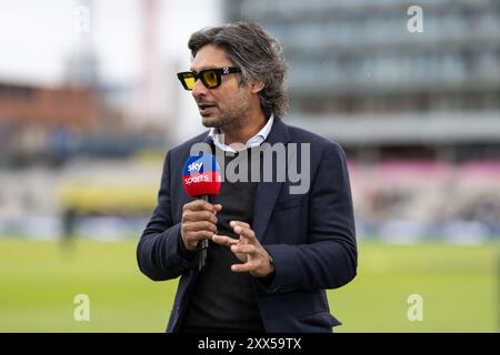 Manchester, Großbritannien. August 2024. Der ehemalige Sri-Lanka-Cricketspieler Kumar Sangakkara spricht mit Sky Sports während des England Men gegen Sri Lanka 1st Rothesay Test Match Day 2 in Old Trafford, Manchester, Vereinigtes Königreich, 22. August 2024 (Foto: Craig Thomas/News Images) in Manchester, Vereinigtes Königreich am 22. August 2024. (Foto: Craig Thomas/News Images/SIPA USA) Credit: SIPA USA/Alamy Live News Stockfoto