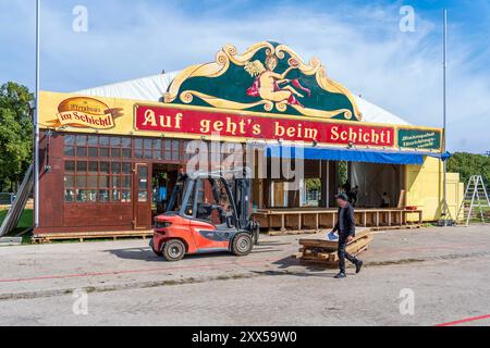 Aufbau Oktoberfest, auf gehts beim Schichtl, die Theresienwiese ist eine riesige Baustelle, München, August 2024 Deutschland, München, 22. August 2024, Aufbau Oktoberfest, auf gehts beim Schichtl, das älteste Theater auf dem Oktoberfest, seit 1869, Großbaustelle Theresienwiese, überall wird fleißig gehämmert und gezimmert, damit in vier Wochen zum Beginn der Wiesn 2024 alles perfekt ist, Sommer, Bayern, bayerisch, *** Bau Oktoberfest, auf gehts beim Schichtl, die Theresienwiese ist eine riesige Baustelle, München, August 2024 Deutschland, München, 22. August 2024, Bau Oktoberfest, Stockfoto