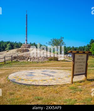 Das berühmte Cruz de Ferro, ein bedeutendes Wahrzeichen auf dem Jakobsweg in der Nähe von Foncebadon. Castilla y Leon, Spanien. Stockfoto