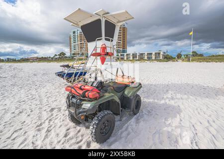 Rettungsschwimmer Stand, 4-Rad, Jetski, keine Leute, Golf von Mexiko, Panama City Beach, smaragdgrünes Wasser, Ballonreifen, Schwimmer Stockfoto