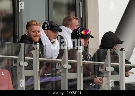 Emirates Old Trafford, Manchester, Großbritannien. August 2024. 1. Rothesay Cricket Test Match, Tag zwei, England gegen Sri Lanka; Ben Stokes, verletzte Kapitän von England, Head Coach Brendon McCullum und Ollie Pope, amtierender Kapitän von England, schauen vom Balkon der Ankleidezimmer aus. Credit: Action Plus Sports/Alamy Live News Stockfoto