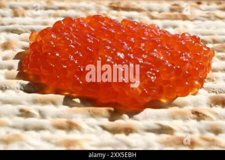 Roter Kaviar auf einem Matzah-Brot, Nahaufnahme des Fotos. Geringe Schärfentiefe Stockfoto