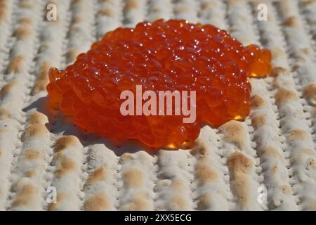 Roter Kaviar auf einem Matzah-Brot, Nahaufnahme des Fotos. Geringe Schärfentiefe Stockfoto