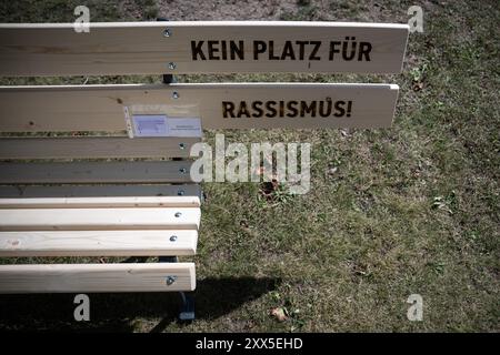 Neustadt An Der Orla, Deutschland. August 2024. "Kein Platz für Rassismus!" Steht auf einer Bank ohne Sitzplatz. Unter dem Motto "Vigil for Democracy" hat die Initiative "Village Love for All" zu einer Gegendemonstration aufgerufen. Am 1. September wird in Thüringen ein neuer landtag gewählt. Quelle: Hannes P. Albert/dpa/Alamy Live News Stockfoto