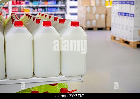 Autowartungsflüssigkeit im Supermarkt. Fahrzeugpflege und -Wartung Stockfoto