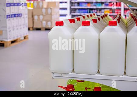 Autowartungsflüssigkeit im Supermarkt. Fahrzeugpflege und -Wartung Stockfoto