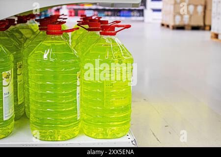 Autowartungsflüssigkeit im Supermarkt. Fahrzeugpflege und -Wartung Stockfoto