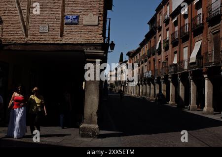 Die Calle Mayor und ihre Arkaden im Zentrum von Alcalá de Henares, Spanien. Stockfoto