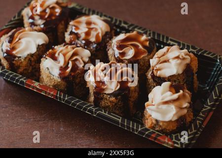 Gesundes Essen Hot Roll Sushi serviert Stockfoto