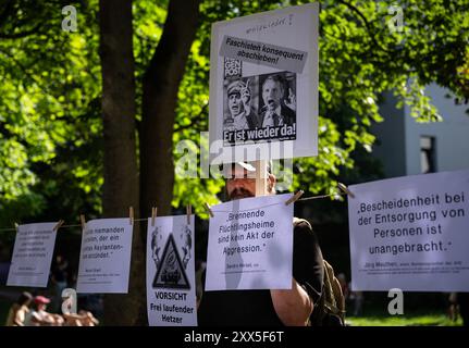Neustadt An Der Orla, Deutschland. August 2024. Ein Gegendemonstrator hält ein Schild mit der Aufschrift "Faschisten sollen deportiert werden!" hoch. Und Bilder von Joseph Goebbels und AfD-Spitzenkandidat Björn Höcke. Unter dem Motto "Mahnwache der Demokratie" hat die Initiative "Dorfliebe für alle" zu einer Gegendemonstration aufgerufen. Am 1. September wird in Thüringen ein neuer landtag gewählt. Quelle: Hannes P. Albert/dpa/Alamy Live News Stockfoto