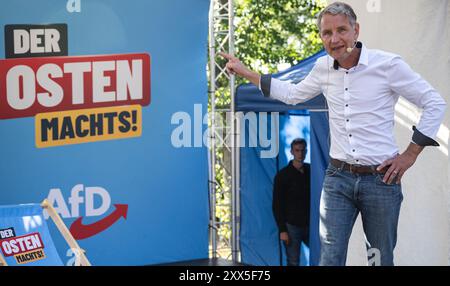 Neustadt An Der Orla, Deutschland. August 2024. AFD-Spitzenkandidat Björn Höcke verweist auf den Slogan „der Osten macht's!“ Während einer Rede. Am 1. September wird in Thüringen ein neuer landtag gewählt. Quelle: Hannes P. Albert/dpa/Alamy Live News Stockfoto