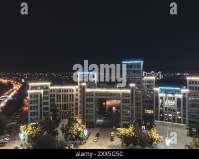 Luftnacht von Derzhprom Gebäudefassade mit blauer Beleuchtung auf dem Freiheitsplatz im Stadtzentrum von Charkiv Stockfoto