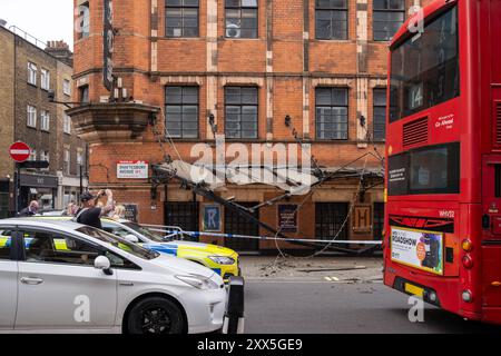 Der Bus stürzt in das Palace Theatre, wo Harry Potter und das verfluchte Kind auf der Shaftsbury Avenue in Central London inszeniert werden. August 2024. UK Stockfoto