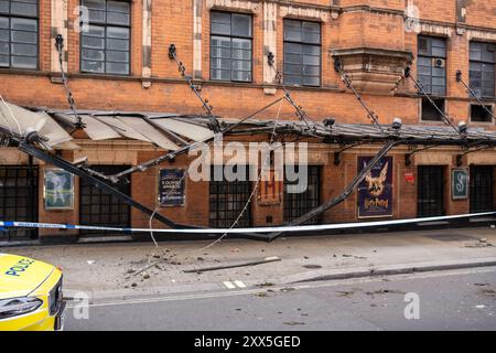 Der Bus stürzt in das Palace Theatre, wo Harry Potter und das verfluchte Kind auf der Shaftsbury Avenue in Central London inszeniert werden. August 2024. UK Stockfoto