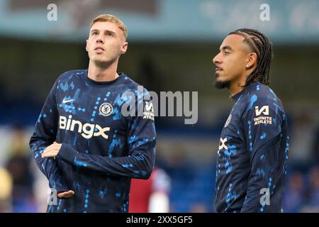 London, Großbritannien. August 2024. London, England, 22. August 2024: Cole Palmer (20 Chelsea) und Malo Gusto (27 Chelsea) während des UEFA Conference League-Spiels zwischen Chelsea und Servette an der Stamford Bridge in London (Alexander Canillas/SPP) Credit: SPP Sport Press Photo. /Alamy Live News Stockfoto