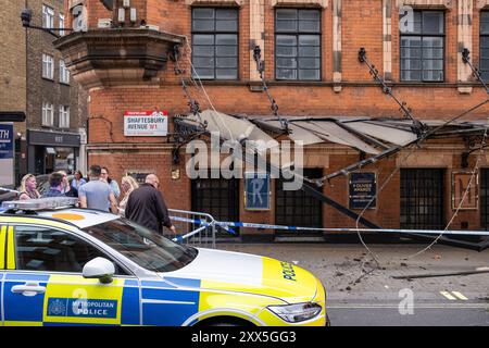 Der Bus stürzt in das Palace Theatre, wo Harry Potter und das verfluchte Kind auf der Shaftsbury Avenue in Central London inszeniert werden. August 2024. UK Stockfoto