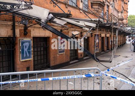 Der Bus stürzt in das Palace Theatre, wo Harry Potter und das verfluchte Kind auf der Shaftsbury Avenue in Central London inszeniert werden. August 2024. UK Stockfoto