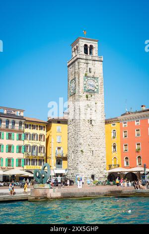 Malerischer Blick auf den Glockenturm oder campanile ¨Torre Aponale¨ im alten Zentrum der Stadt Riva del Garda, Italien Stockfoto