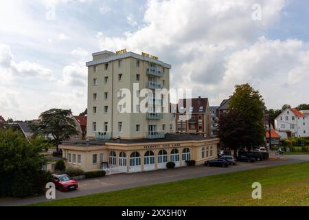 CUXHAVEN, DEUTSCHLAND - 15. AUGUST 2024: Hotels und Wohnhäuser an der Nordseeküste in Cuxhaven Stockfoto