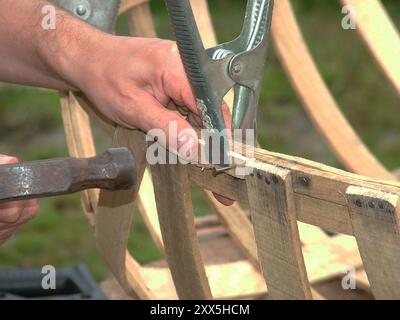 Coracle Making, ein Workshop zur Förderung einer der ältesten Formen des Wassertransports. Der Holzrahmen des Bootes aus Esche wird dann aus Baumwollkalico hergestellt Stockfoto