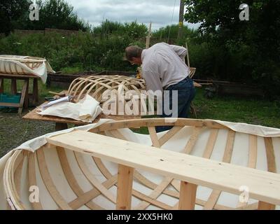 Coracle Making, Studenten in einem Workshop, um eine der ältesten Formen des Wassertransports zu fördern. Der Holzrahmen aus Esche des Bootes wird gebaut, dann Cotton cali Stockfoto